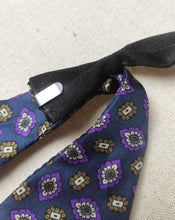 Charger l'image dans la galerie, Nœud papillon vintage à motif géométrique 100% soie Made in France