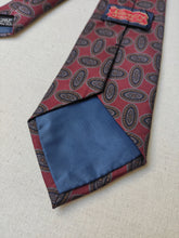 Charger l'image dans la galerie, Nowell's cravate bordeaux en soie à motif médaillons Made in USA