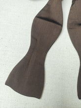 Charger l'image dans la galerie, Hilditch & Key noeud papilllon marron vintage en soie