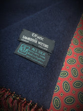 Charger l'image dans la galerie, Vivax by Sambrook Witting écharpe vintage double face à motif médaillons en laine et soie Made in England