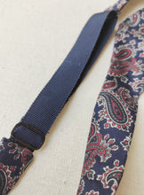Charger l'image dans la galerie, Burberrys noeud papillon paisley vintage en soie Made in England