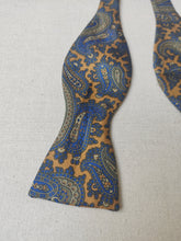 Charger l'image dans la galerie, Sir Paris nœud papillon moutarde vintage en soie à motif paisley Made in France