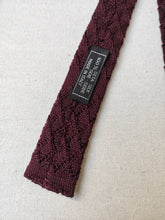 Lade das Bild in den Galerie-Viewer, Gianfranco Ferre cravate vintage bordeaux en maille 100% soie Made in Italy