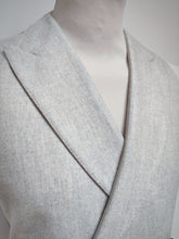 Charger l'image dans la galerie, Suitsupply gilet croisé gris clair en flanelle de laine modèle Pierre M