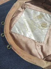 Charger l'image dans la galerie, Lock & Co Hatters London casquette marine à chevrons 100% laine 58