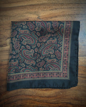 Charger l&#39;image dans la galerie, Pochette vintage noire en soie imprimé paisley
