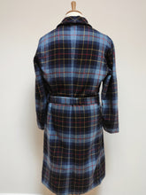 Charger l'image dans la galerie, Milton robe de chambre tartan vintage à col châle en laine 50