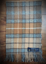 Charger l'image dans la galerie, Johnstons écharpe à carreaux en laine d'agneau Made in Scotland