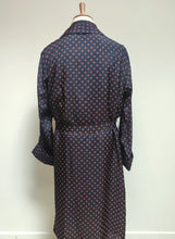 Charger l&#39;image dans la galerie, Milton robe de chambre marine vintage à col châle en soie mélangée 52

