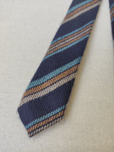 Charger l'image dans la galerie, Harrison's cravate club marine en pur cachemire Made in Scotland