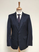 Charger l'image dans la galerie, Costume vintage bleu marine à rayures trois pièces en laine vierge S/46