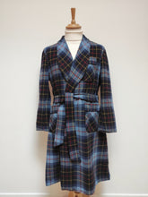 Charger l'image dans la galerie, Milton robe de chambre tartan vintage à col châle en laine 50