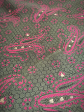 Afbeelding in Gallery-weergave laden, Harper foulard vert à motif paisley en soie Made in Italy