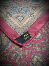 Charger l&#39;image dans la galerie, Pochette rouge vintage à motif paisley Made in Italy
