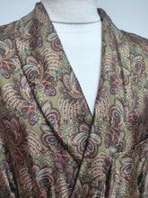 Charger l'image dans la galerie, Robe de chambre paisley vintage à col châle en pure soie Made in Italy
