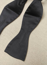 Charger l'image dans la galerie, Old England Paris noeud papillon à nouer en soie Made in France