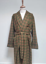 Lade das Bild in den Galerie-Viewer, Neri Torino robe de chambre à carreaux vintage en pure laine 52