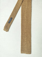 Carica l'immagine nel visualizzatore di Gallery, Cravatta vintage color senape in maglia 100% seta, Made in Italy