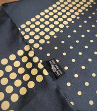 Charger l'image dans la galerie, Façonnable pochette à pois marine 100% soie Made in France