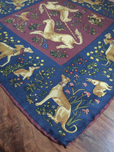 Charger l'image dans la galerie, Pochette de costume vintage en soie à motif fantaisie Made in England
