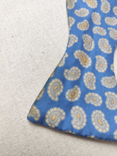 Charger l&#39;image dans la galerie, Sir Paris noeud papillon en soie vintage bleu à motif paisley Made in France
