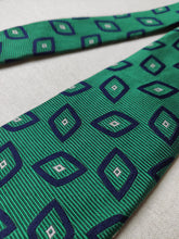Charger l'image dans la galerie, Turnbull & Asser cravate verte en soie à motif géométrique Made in England