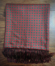 Charger l'image dans la galerie, Vivax by Sambrook Witting écharpe vintage double face à motif médaillons en laine et soie Made in England