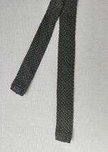 Carica l'immagine nel visualizzatore di Gallery, Cravatta vintage in maglia di seta color cachi, realizzata in Inghilterra