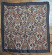 Charger l'image dans la galerie, Liberty of London carré foulard vintage 100% soie à motif floral Made in England