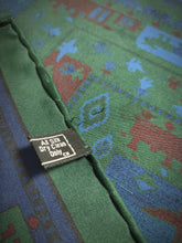 Charger l'image dans la galerie, Charles Hill pochette en soie à motif fantaisie Made in England