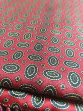 Charger l'image dans la galerie, Vivax by Sambrook Witting écharpe vintage double face à motif médaillons en laine et soie Made in England