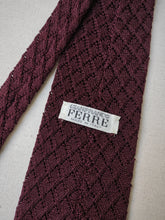 Lade das Bild in den Galerie-Viewer, Gianfranco Ferre cravate vintage bordeaux en maille 100% soie Made in Italy