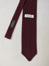 Lade das Bild in den Galerie-Viewer, Gianfranco Ferre cravate vintage bordeaux en maille 100% soie Made in Italy