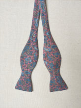 Charger l&#39;image dans la galerie, Noeud papillon en soie vintage rose à motif paisley Made in France
