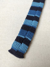 Charger l'image dans la galerie, Ibbas Roma cravate tricot bleue à rayures en laine Made in Italy