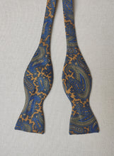Charger l'image dans la galerie, Sir Paris nœud papillon moutarde vintage en soie à motif paisley Made in France