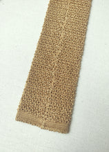 Carica l'immagine nel visualizzatore di Gallery, Cravatta vintage color senape in maglia 100% seta, Made in Italy