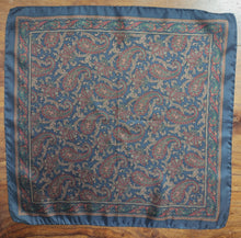 Charger l&#39;image dans la galerie, Pochette bleue vintage à motif paisley Made in Italy
