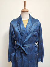 Charger l'image dans la galerie, Robe de chambre vintage à col châle en satin de coton Made in France