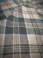 Charger l'image dans la galerie, Drake's écharpe beige à carreaux en laine et angora Made in Scotland