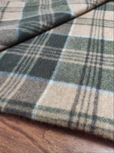 Charger l'image dans la galerie, Drake's écharpe beige à carreaux en laine et angora Made in Scotland