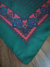 Charger l'image dans la galerie, Pochette en soie verte à motif floral Made in England