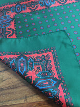 Charger l'image dans la galerie, Pochette en soie verte à motif floral Made in England