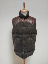 Charger l'image dans la galerie, Rocky Mountain Feartherbed X Harris Tweed doudoune sans manches 42