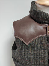 Charger l'image dans la galerie, Rocky Mountain Feartherbed X Harris Tweed doudoune sans manches 42