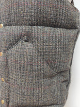 Charger l'image dans la galerie, Rocky Mountain Feartherbed X Harris Tweed doudoune sans manches 42