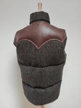 Charger l'image dans la galerie, Rocky Mountain Feartherbed X Harris Tweed doudoune sans manches 42