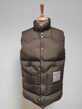 Charger l'image dans la galerie, Rocky Mountain Feartherbed X Harris Tweed doudoune sans manches 42