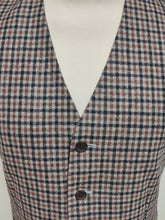 Carica l'immagine nel visualizzatore di Gallery, Suitsupply gilet à carreaux en laine et soie Ferrara 44