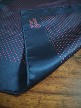 Charger l'image dans la galerie, Charvet place Vendôme pochette en soie marine à pois